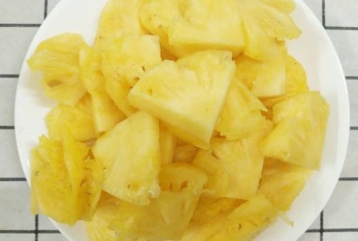 菠萝怎么削皮又不浪费?菠萝要用盐水泡多久?